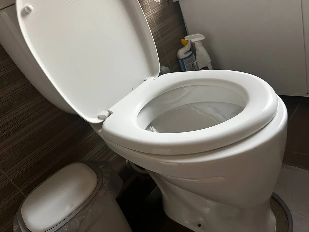 1 стакан в слив — и унитаз станет как новый: от ржавчины и мочевого камня не осталось и следа