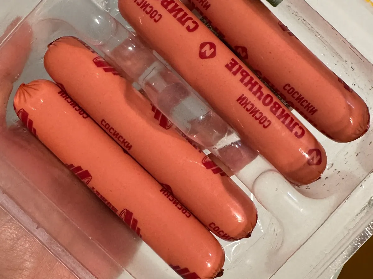 Внутри только чистейшее мясо и специи: в Роскачестве озвучили 15 марок сосисок, которые теперь можно спокойно покупать без опасений