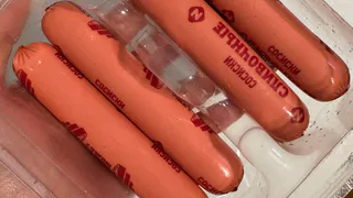 Внутри только чистейшее мясо и специи: в Роскачестве озвучили 15 марок сосисок, которые теперь можно спокойно покупать без опасений