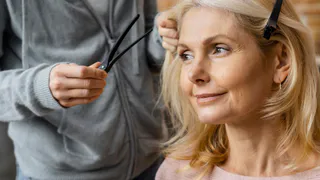 Для тех, кому за 55 лет : роскошные прически за 5 минут