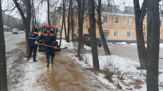 В Коврове продолжается борьба с гололедом: жители просят ускорить работы