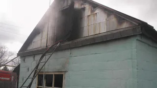 Без признаков жизни: во время пожара в Ряжске погибла женщина