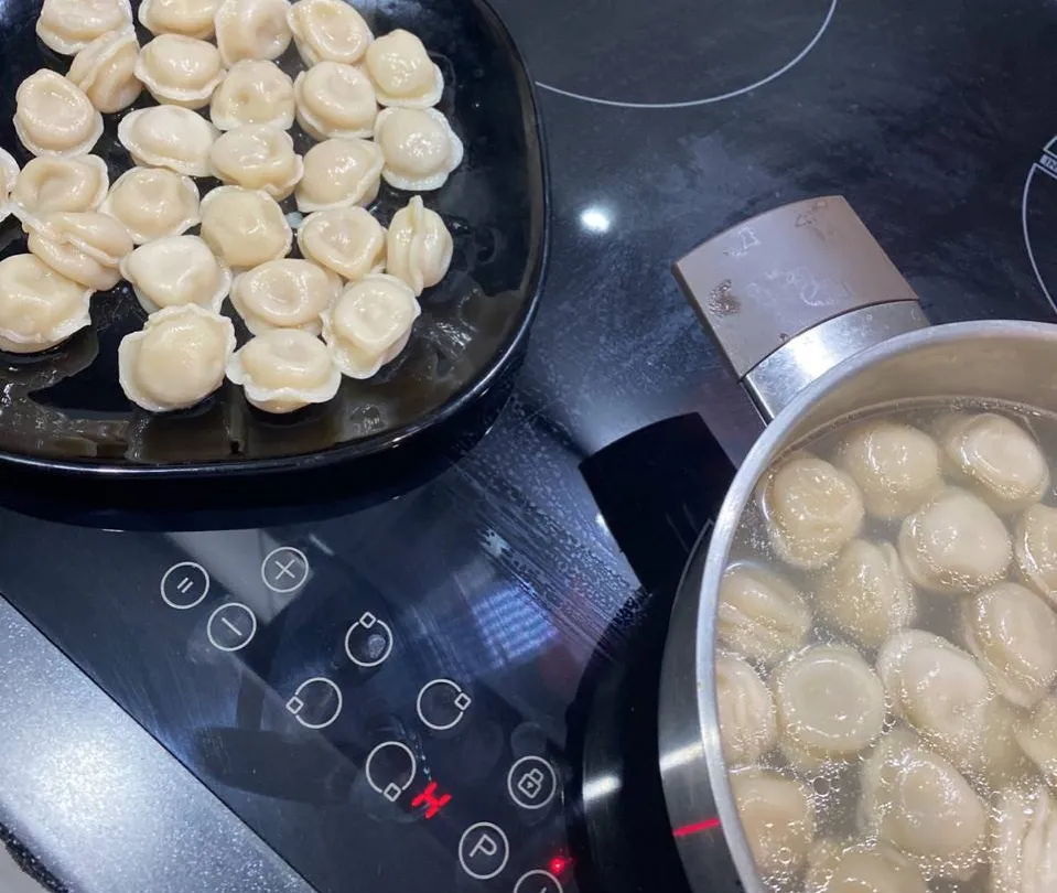 2 стакана муки и секретный кипяток - и тесто для пельменей получается как в лучших кафе: не рвется и тает во рту