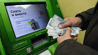 Россияне перестанут забывать карты в банкоматах