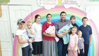 В Чувашии младенцам начали дарить деревянные погремушки и термометры