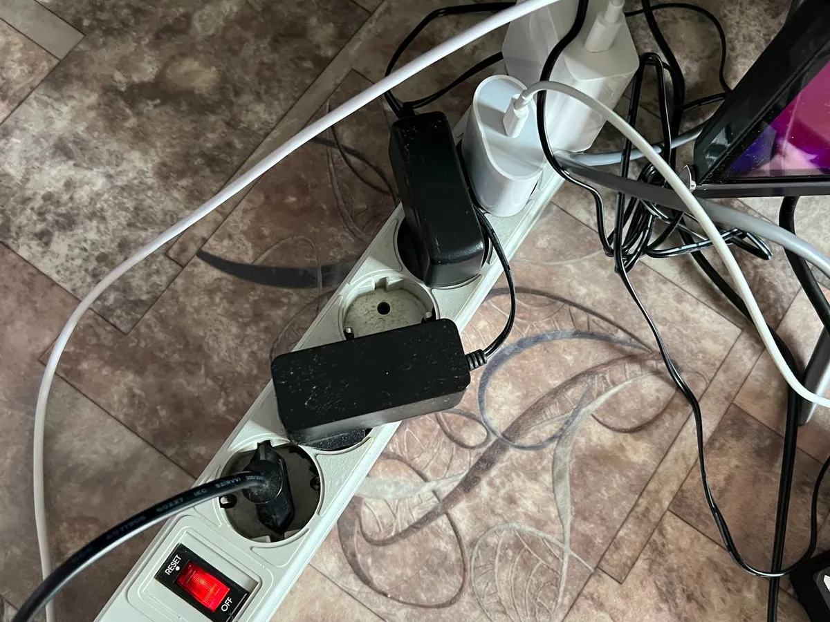 Приходили огромные счета, пока не выключила 1 прибор в квартире – вот что «жрёт» свет больше всего