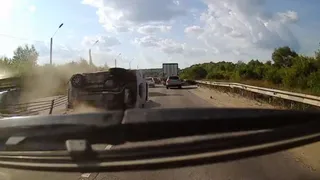 Появилось видео, как на Северной окружной автомобиль повис на отбойнике