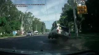 Водитель "четверки" едва не устроил серьезное ДТП (видео)