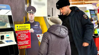 У банкоматов в Сыктывкаре жителей приветствует ростовой макет полицейского