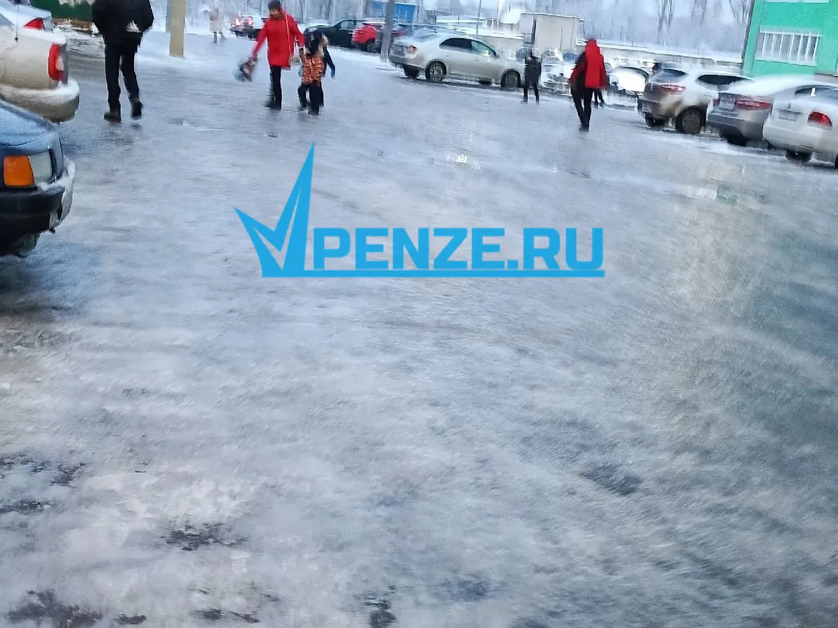 Погодные качели сыграли злую шутку: жители Засечного оказались в плену гололедицы