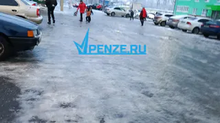 Погодные качели сыграли злую шутку: жители Засечного оказались в плену гололедицы