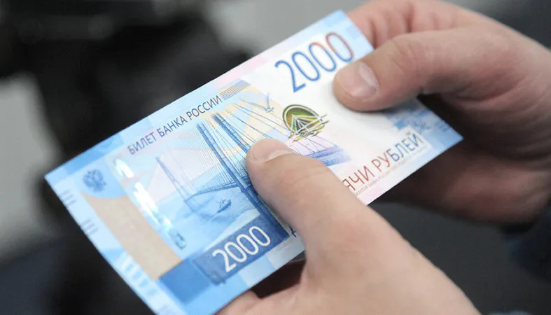 В некоторых нижнекамских магазинах отказываются принимать купюры номиналом 2000 рублей