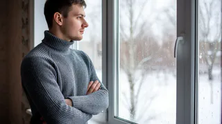 Пластиковые окна больше не "сифонят" - нашел и устранил проблему за 2 минуты. Вот что нужно сделать 