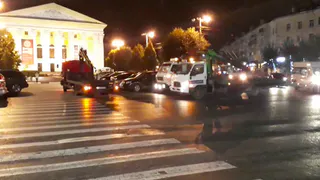 На Театральной площади массово эвакуируют автомобили - собралась пробка из троллейбусов