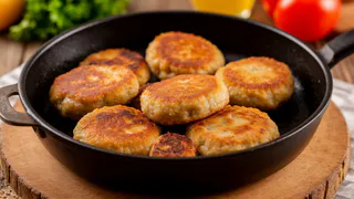 Кладу 2 ложки в фарш, и котлеты становятся сочными и нежными: кулинарный лайфхак от опытных шефов