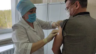 Вакцинация продолжается: главный врач районной больницы Нижнекамска привился первым компонентом 