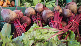 Натираем свеклу и добавляем сыр: получается очень вкусный салат, который гости съедят за несколько минут — лучше любого винегрета