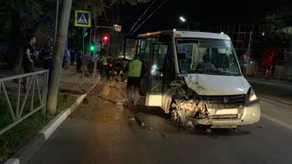 Пострадал грудной ребенок: в Роще столкнулись маршрутка и “Фольксваген Поло”