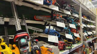 Мужчина из Пензы украл бензопилу, выпил и забыл ее на лавочке