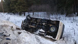 Близ Карабанова столкнулись легковушка и пассажирский автобус