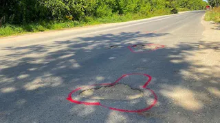 Дорога-блогер: на Прижелезнодорожной улице неизвестные  “обозначили” ямы рисунками фаллосов