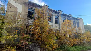 В Суздальском районе прокуратура добивается ограждения заброшенного здания