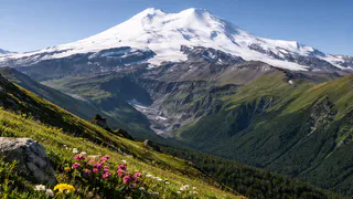 Эльбрус — выше облаков и легенд: 6 причин увидеть самую высокую точку Европы своими глазами