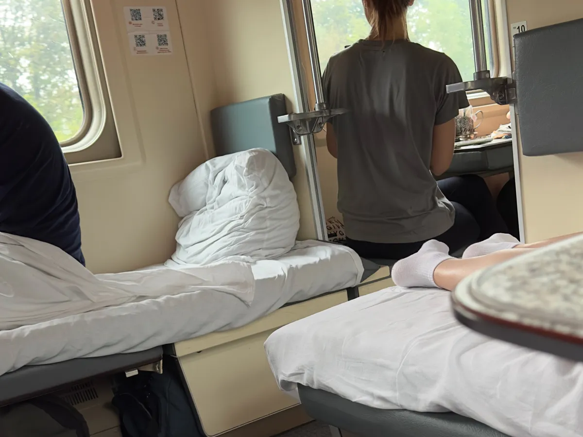 Вернулась с ужина, а на моей нижней полке спит незнакомый дедушка