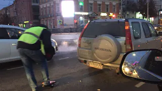 У остановки Дом Художника столкнулись Хонда и Мазда