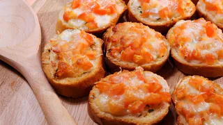 Нежная и сытная намазка на хлеб: готовится за 5 минут, съедается за раз — в 100 раз вкуснее любой колбасы