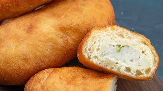 Ленивые пирожки за 5 минут — даже духовка не нужна: сочная начинка и хрустящая корочка