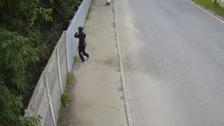 В Коврове подросток среди бела дня порвал баннер на улице Октябрьской