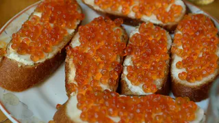 Красная икра вопреки прогнозам подорожала на 30%