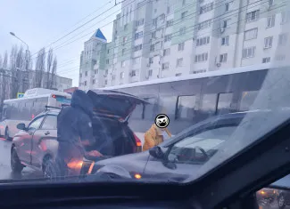 В Пензе возле торгового центра Онежский произошла авария