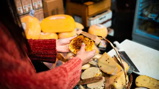 "Не покупайте этот сыр даже по скидке - он в черном списке": что выяснили в Роскачестве