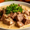 Нежнейшее мясо в сливочном соусе: повар из ресторана поделился рецептом — справится даже новичок