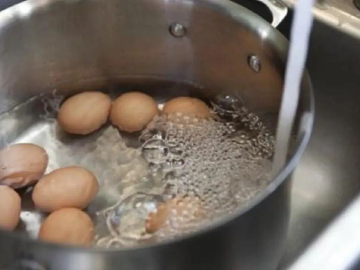 Простой способ очистить яйца: что добавить в воду при варке, чтобы скорлупа слетала сама