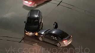 Посреди перекрестка: на Мервинской столкнулись две иномарки