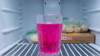 В "Светофоре" купил "незамерзайку" за 68 рублей и положил в морозилку, чтобы проверить на морозостойкость — вот что получилось