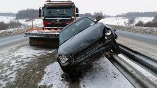 Лада Приора вылетела на встречку, сбила троих рабочих и протаранила снегоуборочную машину