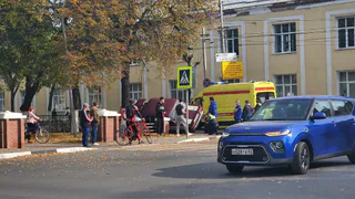 Лежит на боку: в центре Рязани перевернулась «семерка»