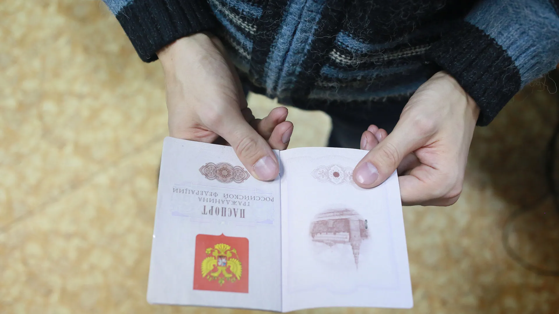 Покажите QR-код и паспорт: законны ли требования о предоставлении личных данных в ТЦ