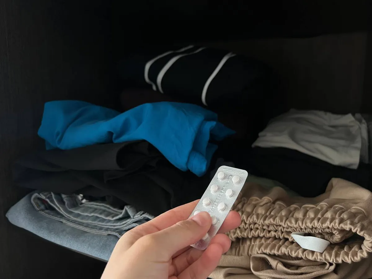 Кладу в шкаф 1 таблетку — и бельё пахнет чистотой: затхлый запах исчезает на раз