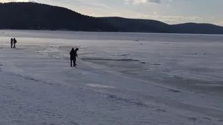 Выходить на лёд Тургояка все еще опасно