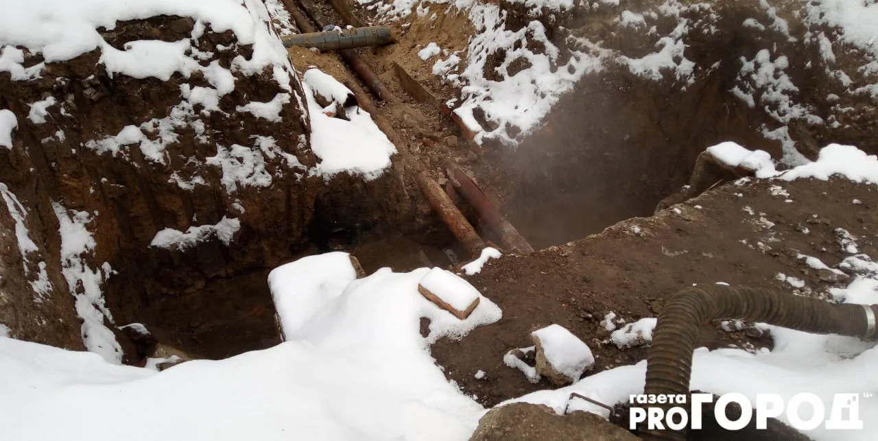 Во дворе дома на Октябрьской появилась траншея с кипятком