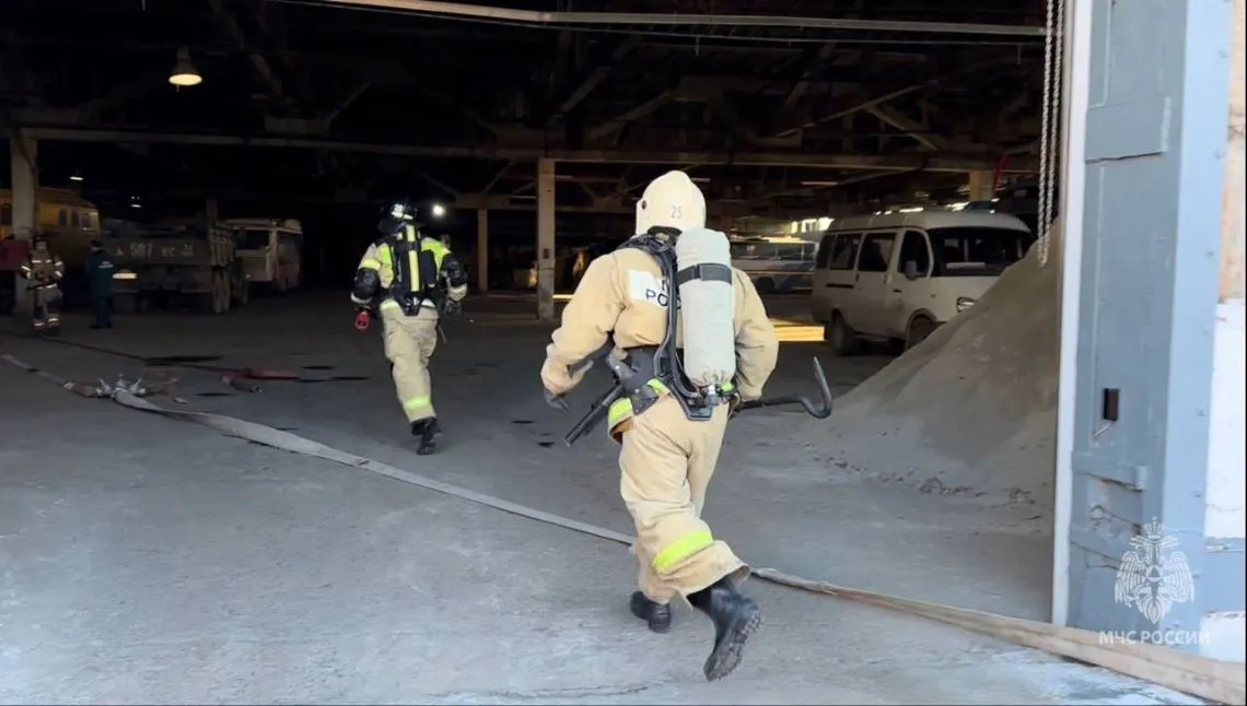 Пожарные Магнитогорска отработали механизм тушения горящего автобуса