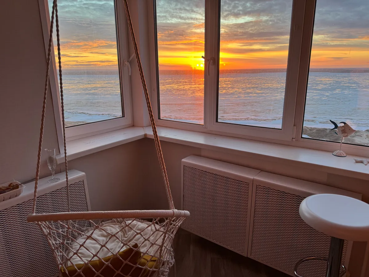 
Из окон не дует даже в метель: обычный предмет на подоконнике заблокирует сквозняки и подарит ароматы леса
