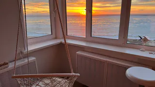 
Из окон не дует даже в метель: обычный предмет на подоконнике заблокирует сквозняки и подарит ароматы леса
