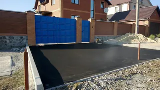 Залил площадку перед воротами в 2 раза дешевле асфальта: наглядно показываю два рабочих способа