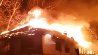 Работают 5 расчетов: в Шлаковом горел двухэтажный дом